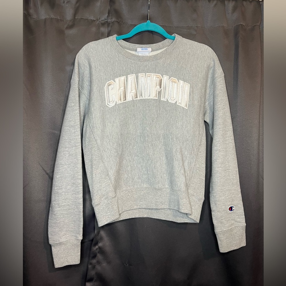 champions crew neck woman’s grey sweater. gently used